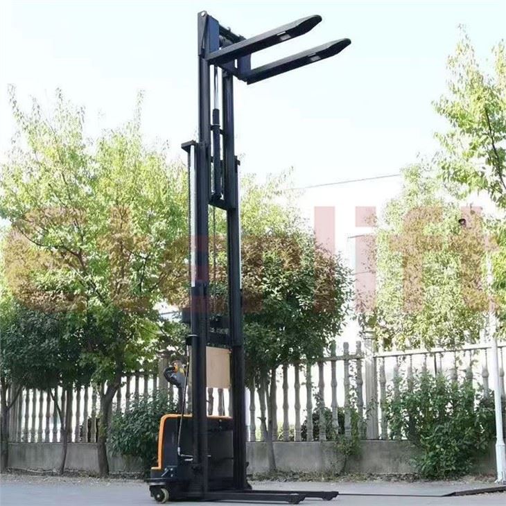 Straddle Stacker Forklift
